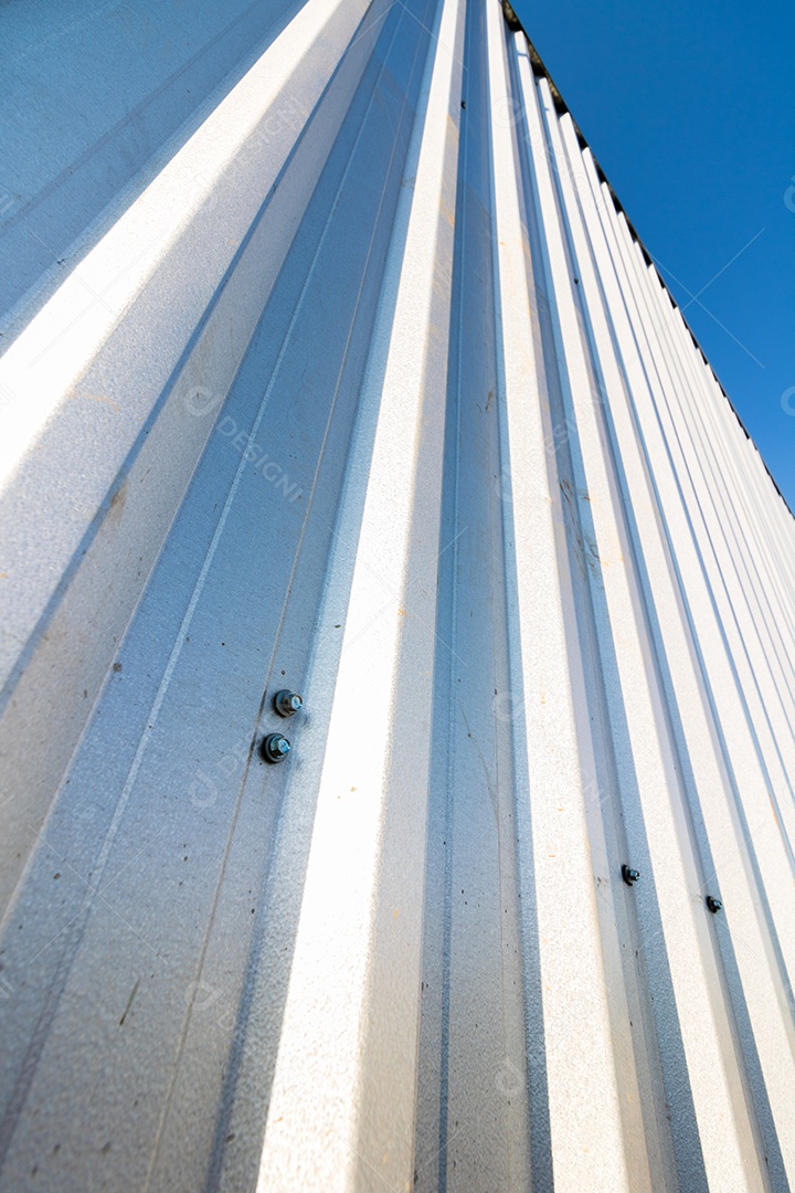 Textura orgânica com padrão listrado vertical metálico