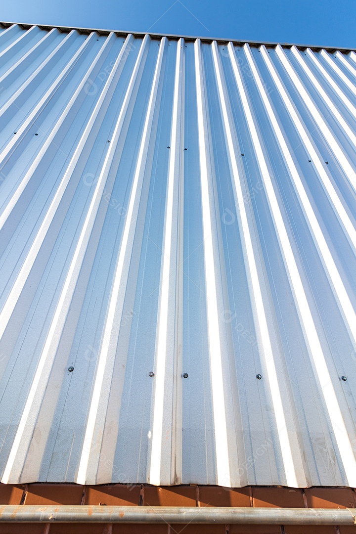 Textura orgânica com padrão listrado vertical metálico