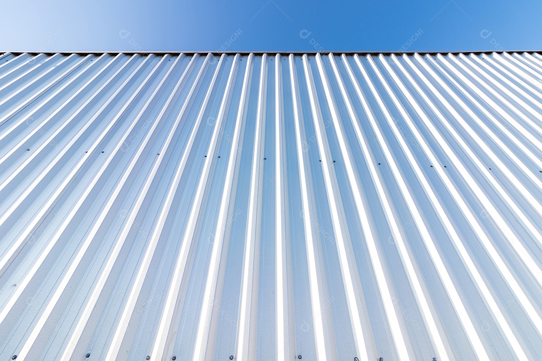 Textura orgânica com padrão listrado vertical metálico