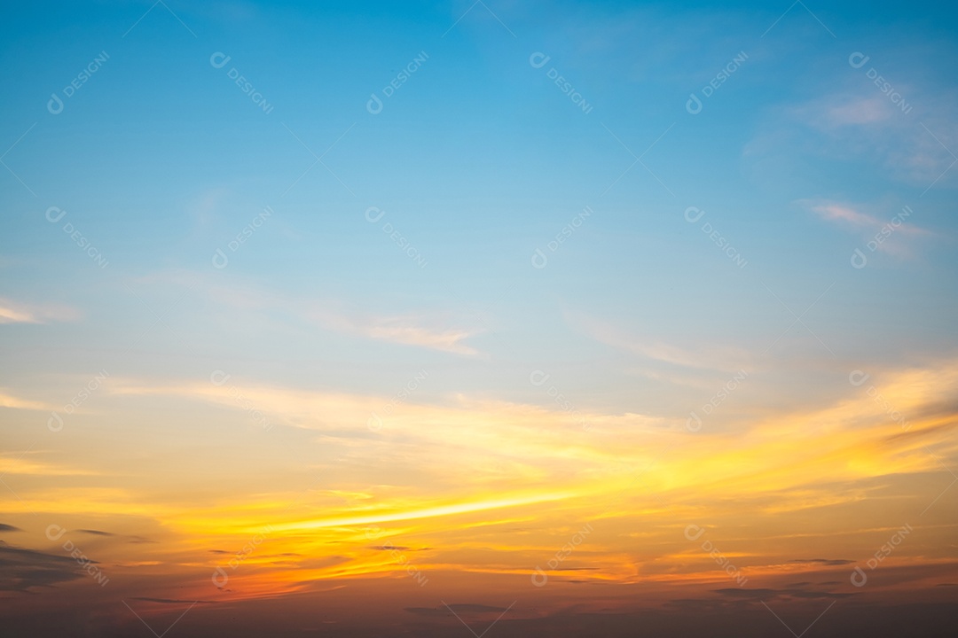 Céu lindo com fundoo amarelo do sol