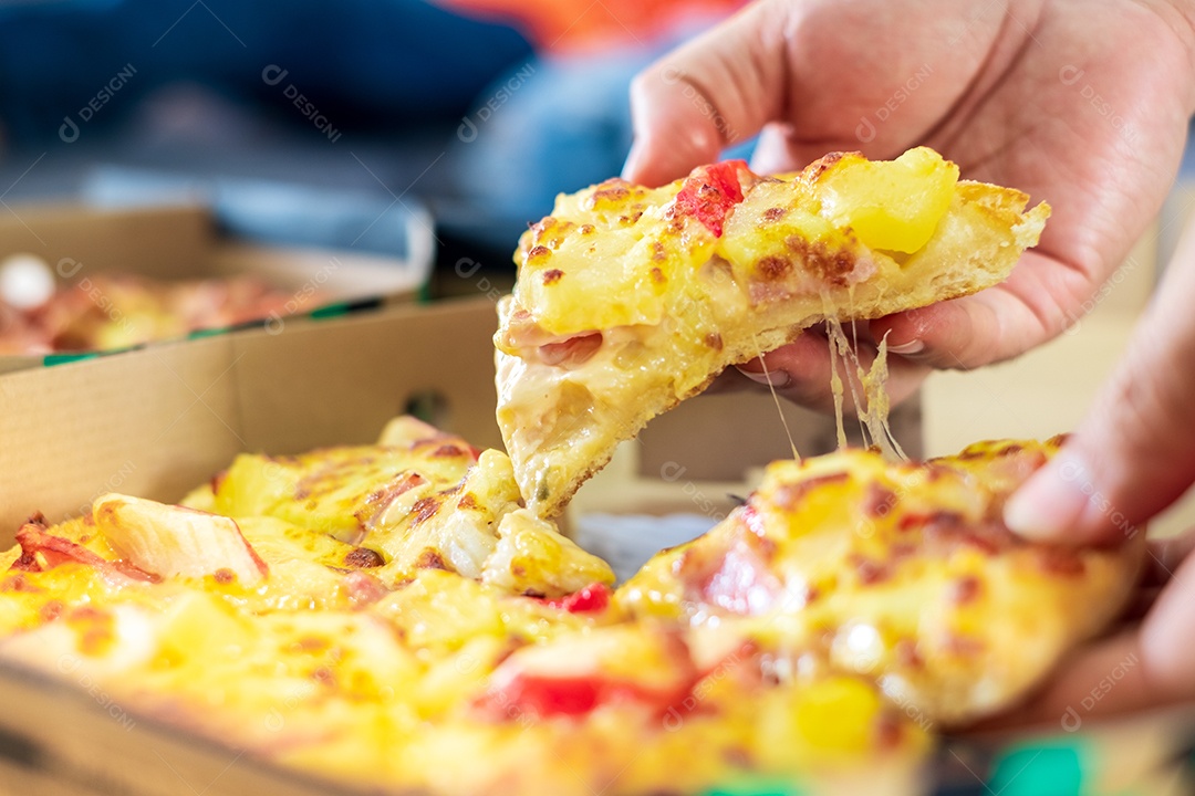 Mão pegando fatia de pizza