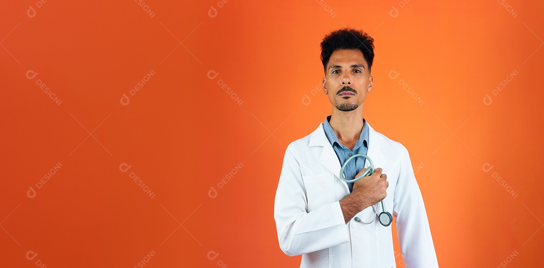 Jovem médico negro ou residente médico veterinário