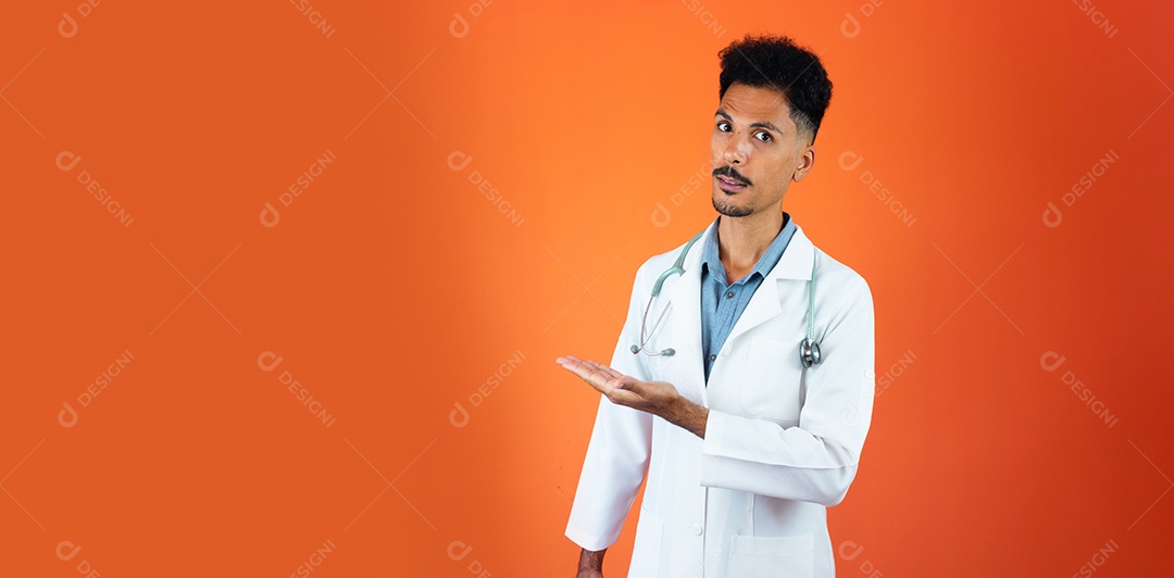 Jovem médico negro ou residente médico veterinário