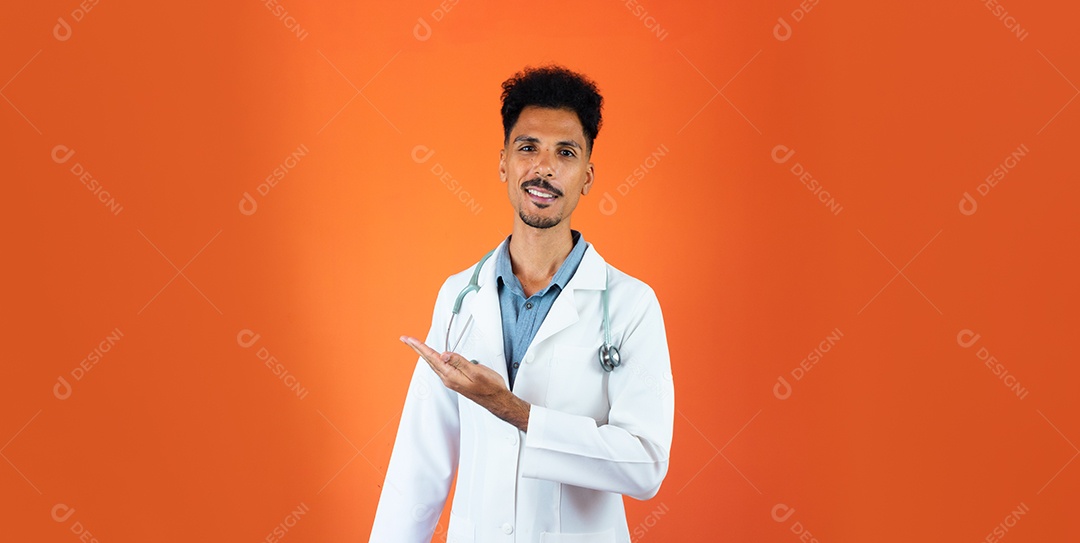 Jovem médico negro ou residente médico veterinário