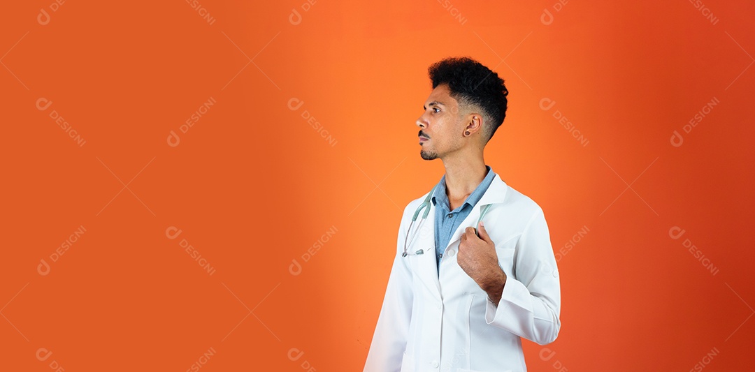 Jovem médico negro ou residente médico veterinário