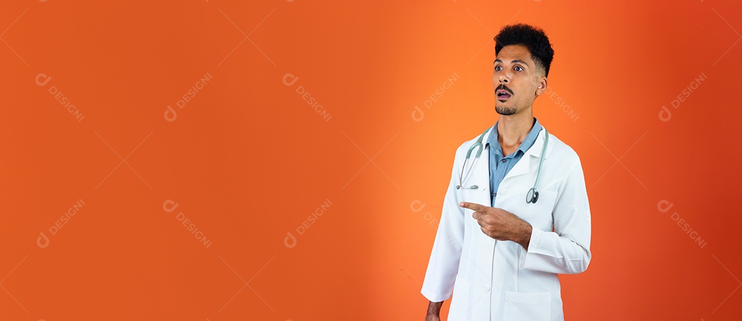 Jovem médico negro ou residente médico veterinário