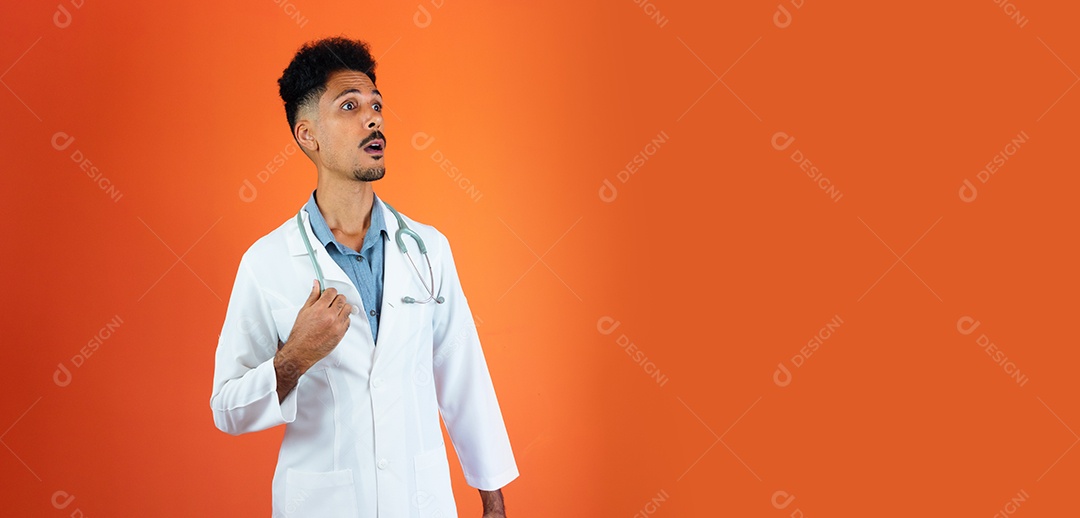 Jovem médico negro ou residente médico veterinário