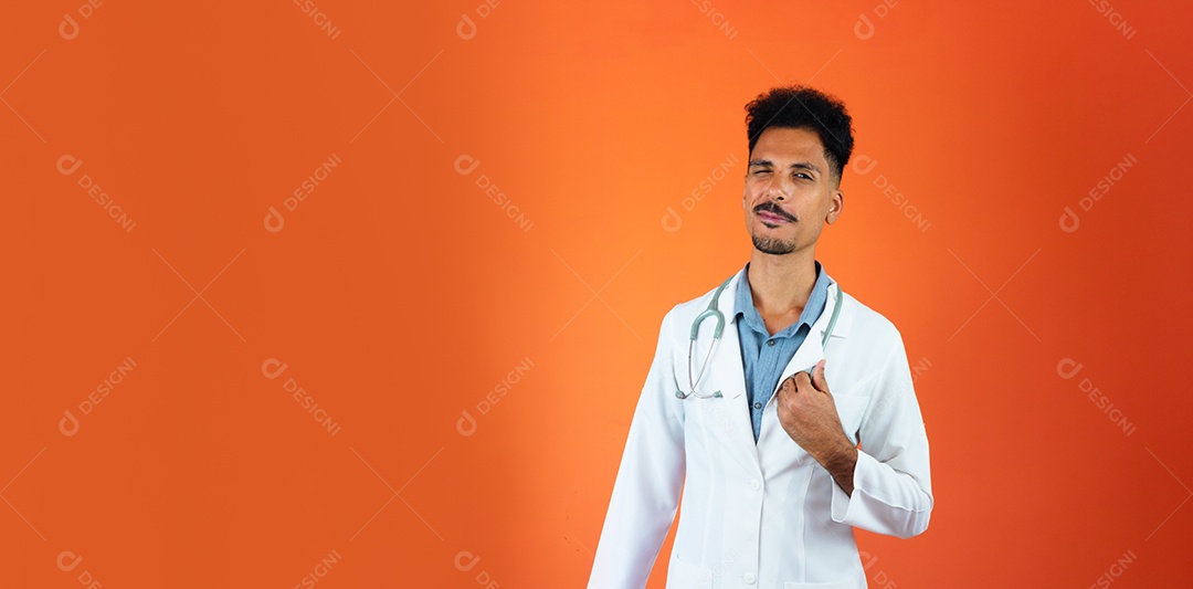 Jovem médico negro ou residente médico veterinário