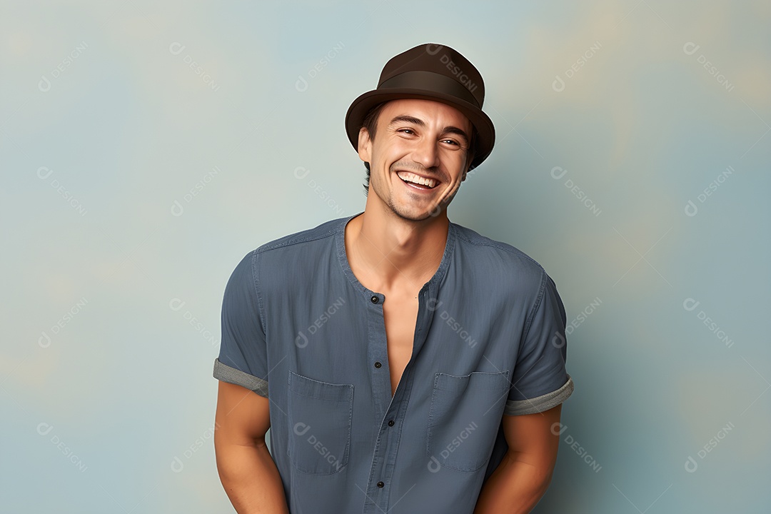 Jovem feliz usando chapéu e sorrindo