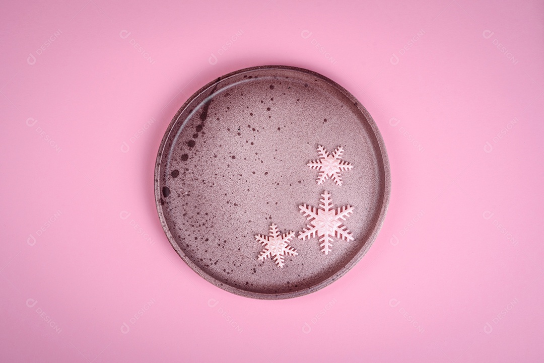 Lindos flocos de neve de inverno em um fundo liso. Fundo de inverno para seu projeto