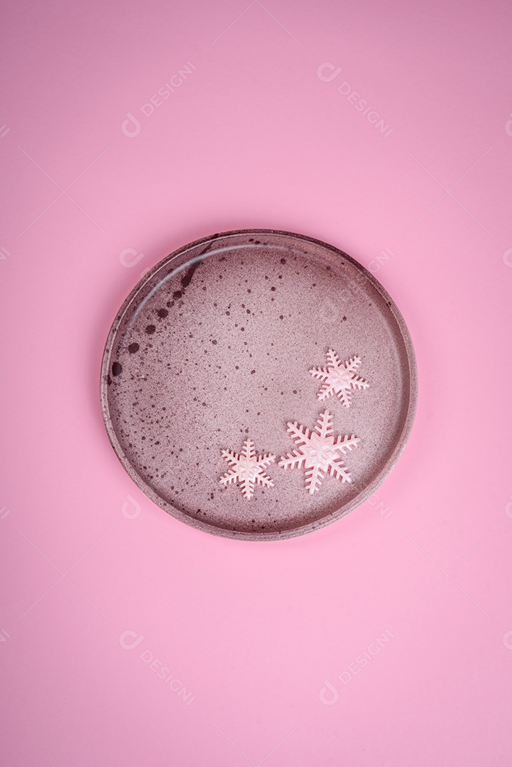 Lindos flocos de neve de inverno em um fundo liso. Fundo de inverno para seu projeto