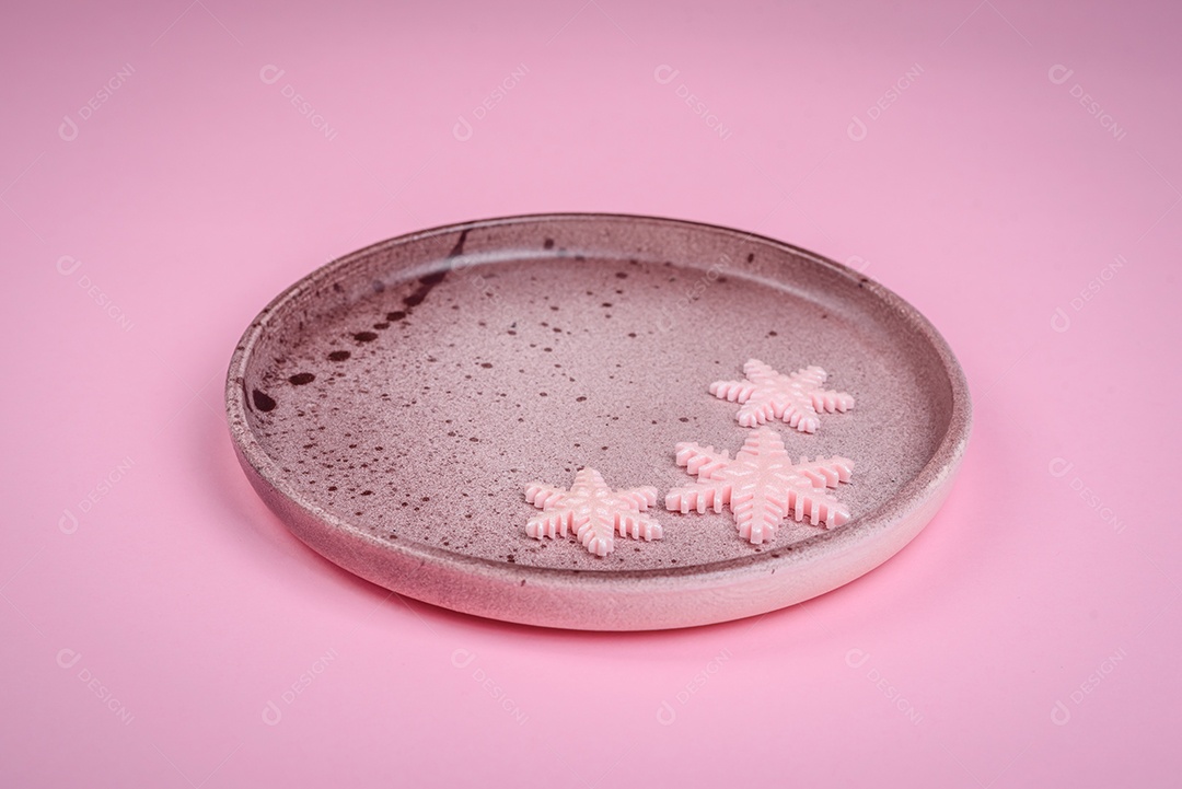 Lindos flocos de neve de inverno em um fundo liso. Fundo de inverno para seu projeto