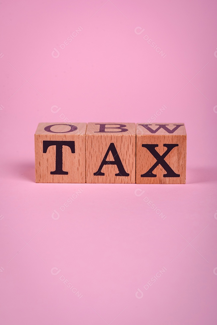 A inscrição Tendência feita de cubos de madeira sobre um fundo liso. Pode ser usado para o seu design