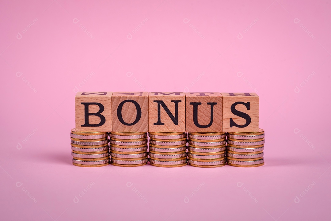 A inscrição Tendência feita de cubos de madeira sobre um fundo liso. Pode ser usado para o seu design