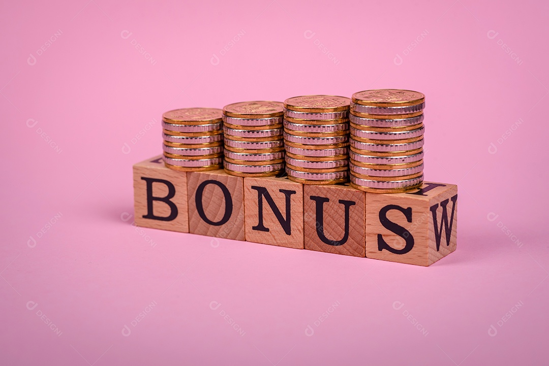 A inscrição Tendência feita de cubos de madeira sobre um fundo liso. Pode ser usado para o seu design