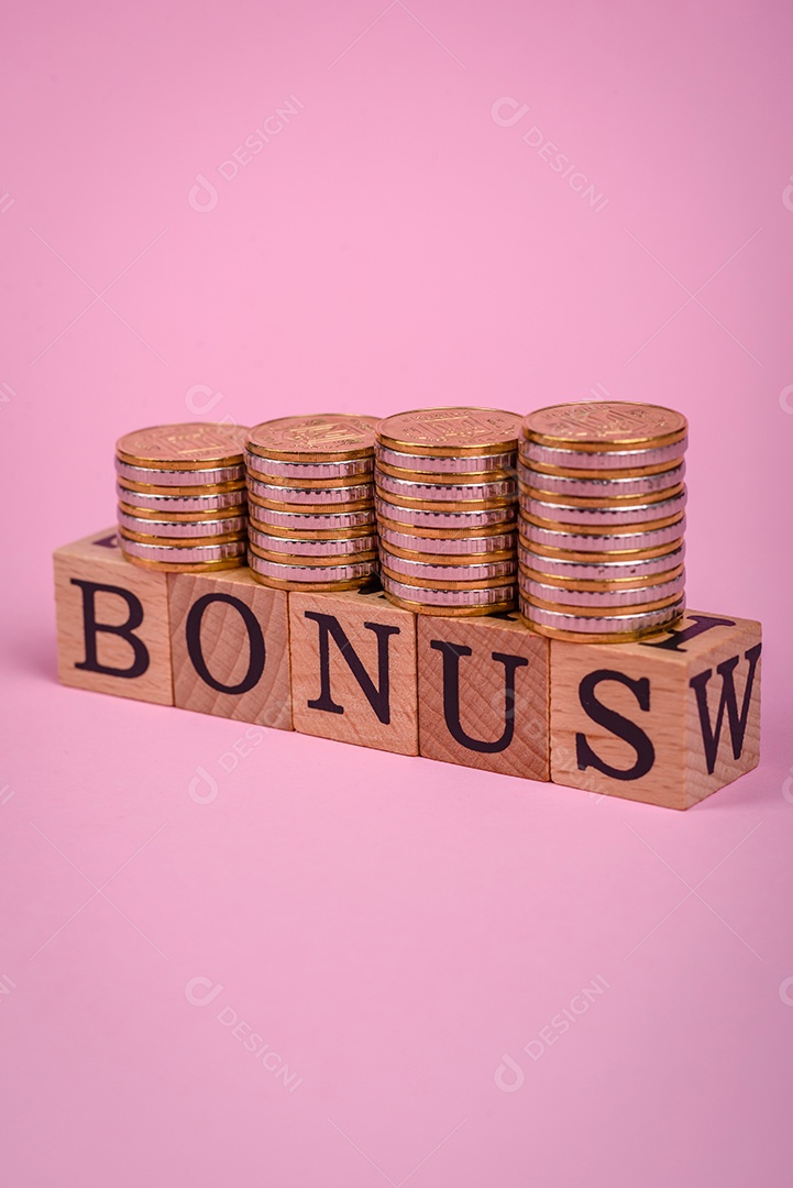 A inscrição Tendência feita de cubos de madeira sobre um fundo liso. Pode ser usado para o seu design