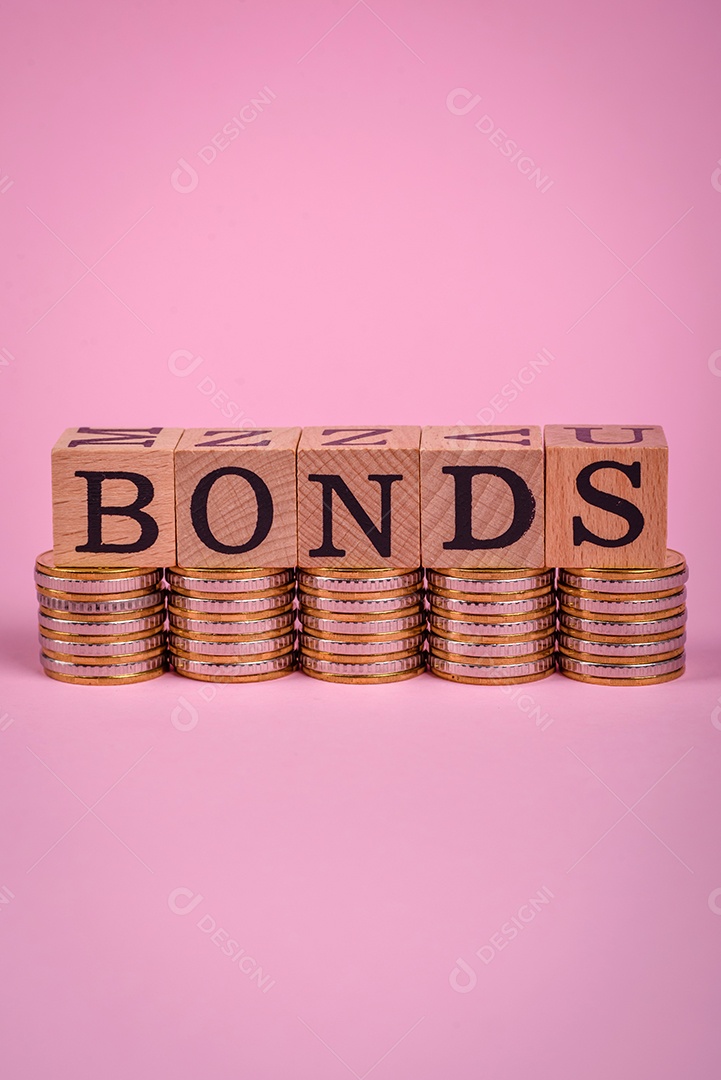 A inscrição Tendência feita de cubos de madeira sobre um fundo liso. Pode ser usado para o seu design