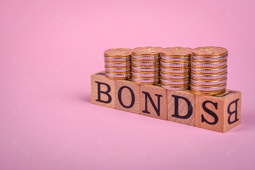 A inscrição Tendência feita de cubos de madeira sobre um fundo liso. Pode ser usado para o seu design