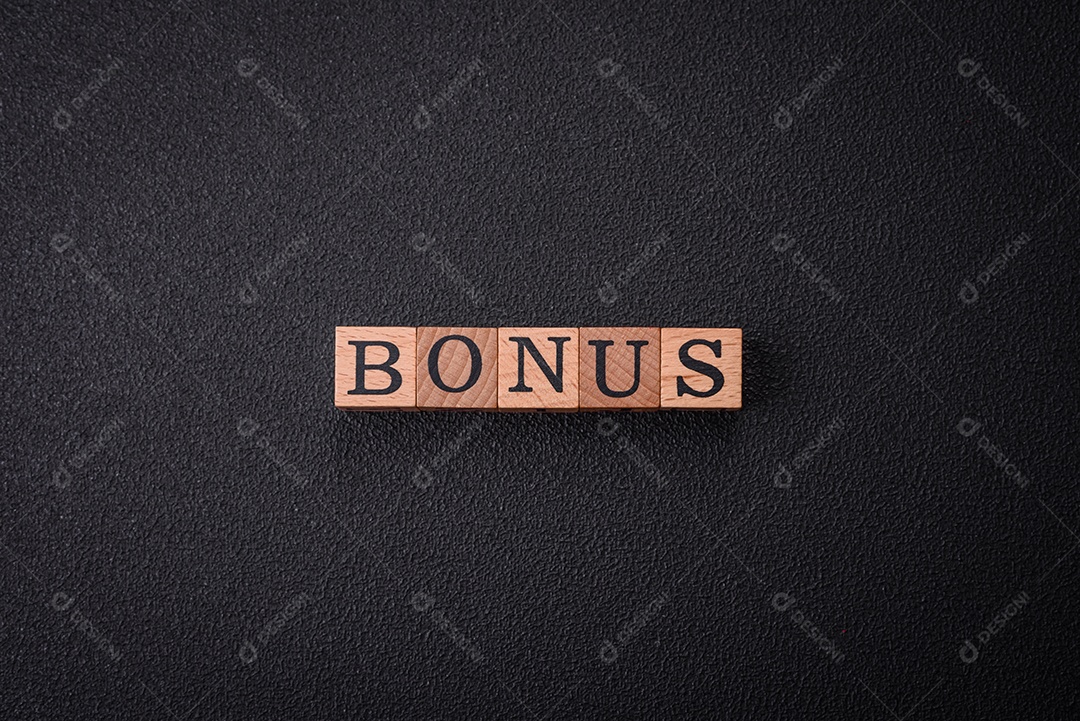 A inscrição Tendência feita de cubos de madeira sobre um fundo liso. Pode ser usado para o seu design