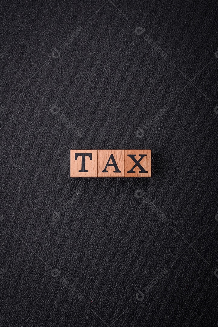 A inscrição Tendência feita de cubos de madeira sobre um fundo liso. Pode ser usado para o seu design