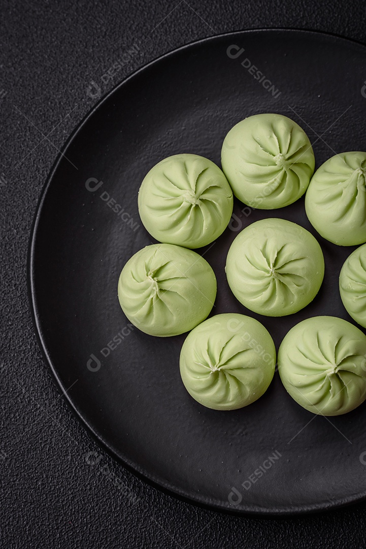 Deliciosas caudas de camarão ou lagostim fervidas com sal e especiarias sobre um fundo escuro de concreto