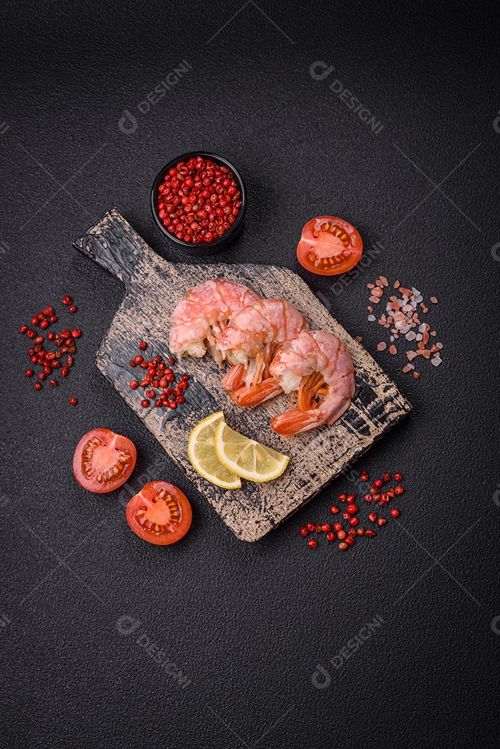 Deliciosas caudas de camarão ou lagostim fervidas com sal e especiarias sobre um fundo escuro de concreto