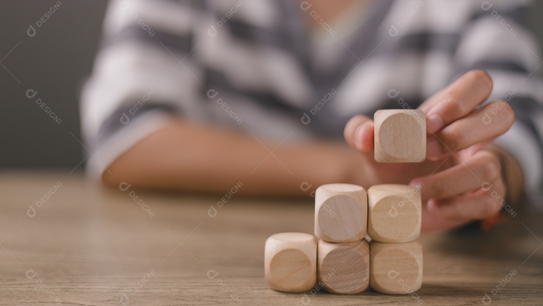 Blocos de madeira sobre fundo isolado