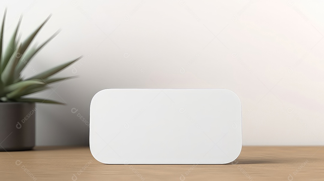 Cartão de visita branco em branco sobre uma mesa de madeira