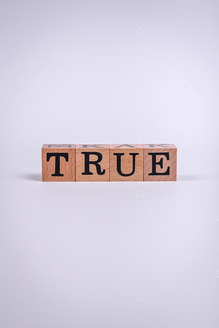 A inscrição Tendência feita de cubos de madeira sobre um fundo liso. Pode ser usado para o seu design