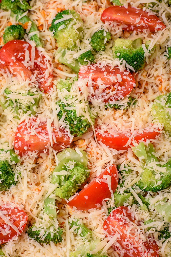 Deliciosa quiche com tomate, queijo, frango, especiarias e ervas sobre um fundo escuro de concreto