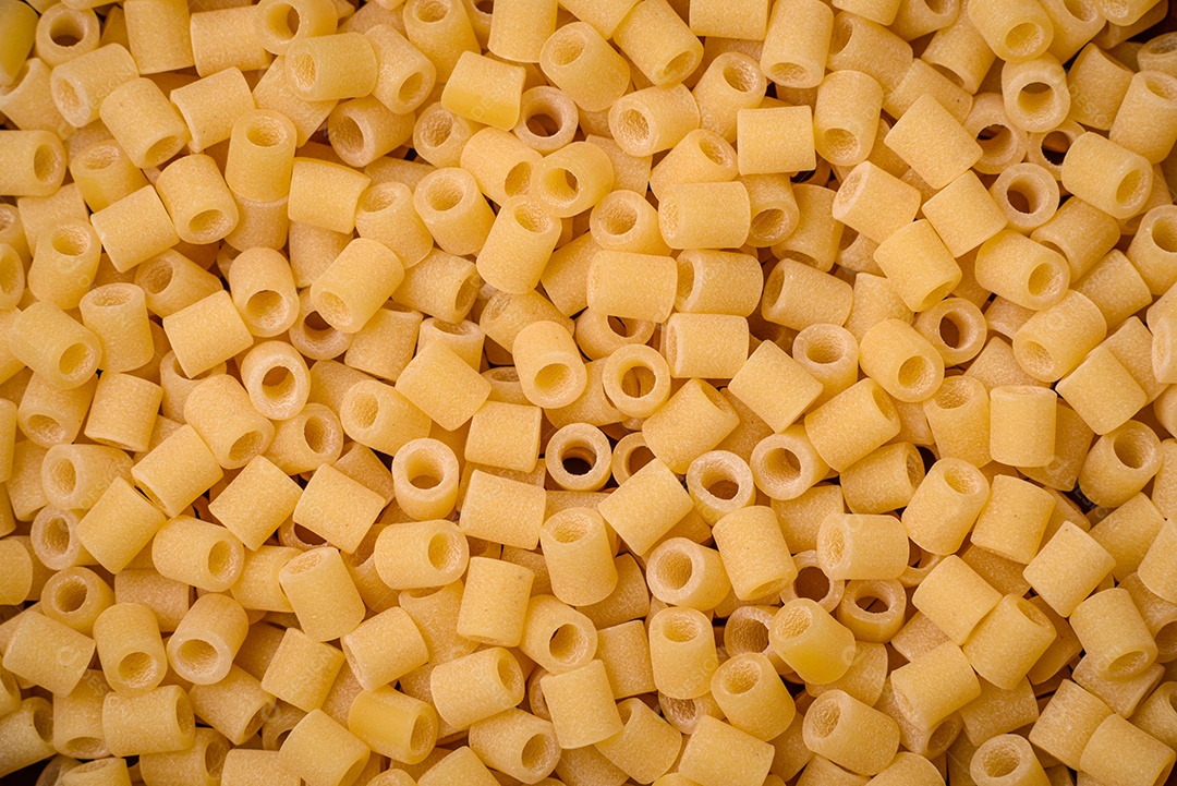 Grãos de mingau de trigo Ptitim em um fundo escuro de concreto. Preparando um café da manhã delicioso e nutritivo