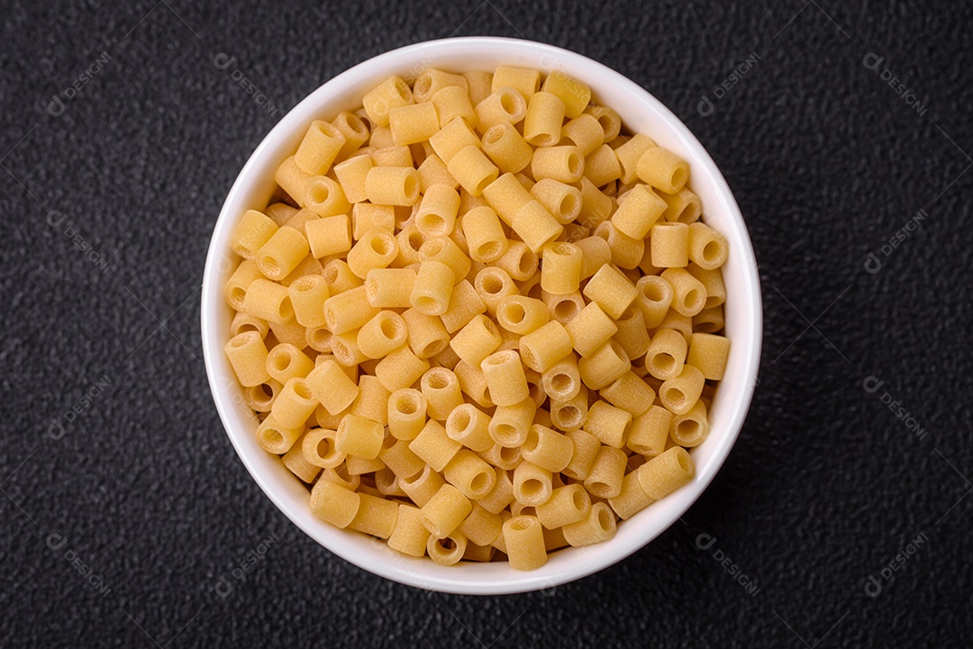 Grãos de mingau de trigo Ptitim em um fundo escuro de concreto. Preparando um café da manhã delicioso e nutritivo
