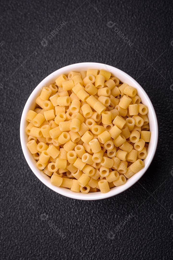 Grãos de mingau de trigo Ptitim em um fundo escuro de concreto. Preparando um café da manhã delicioso e nutritivo