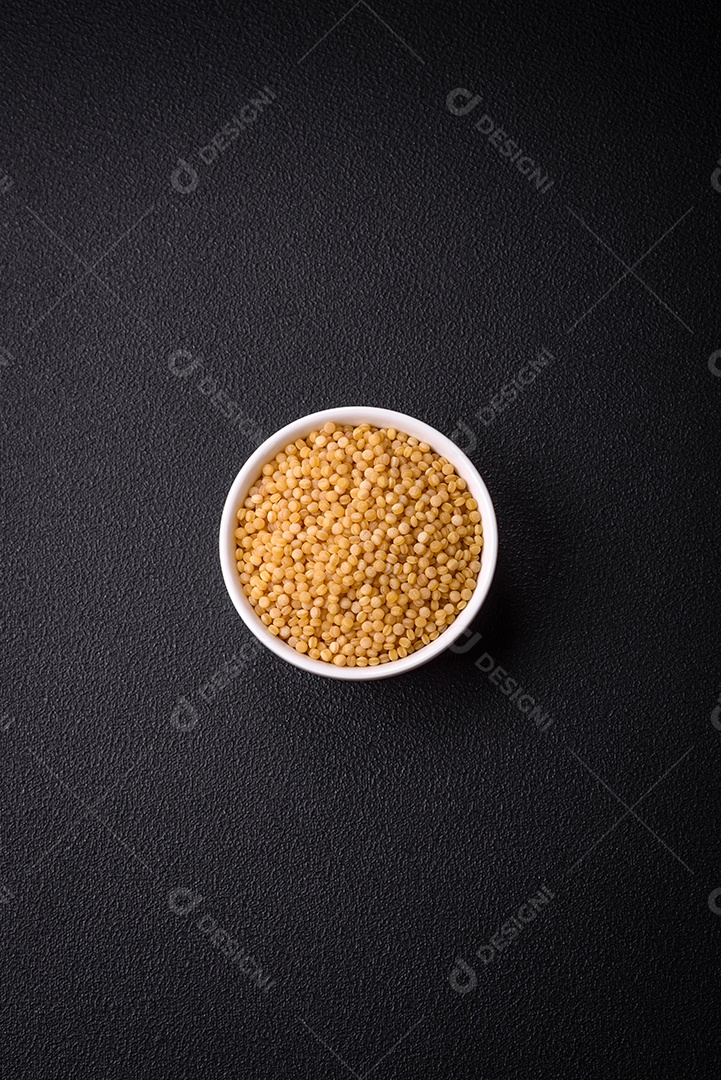 Grãos de mingau de trigo Ptitim em um fundo escuro de concreto. Preparando um café da manhã delicioso e nutritivo