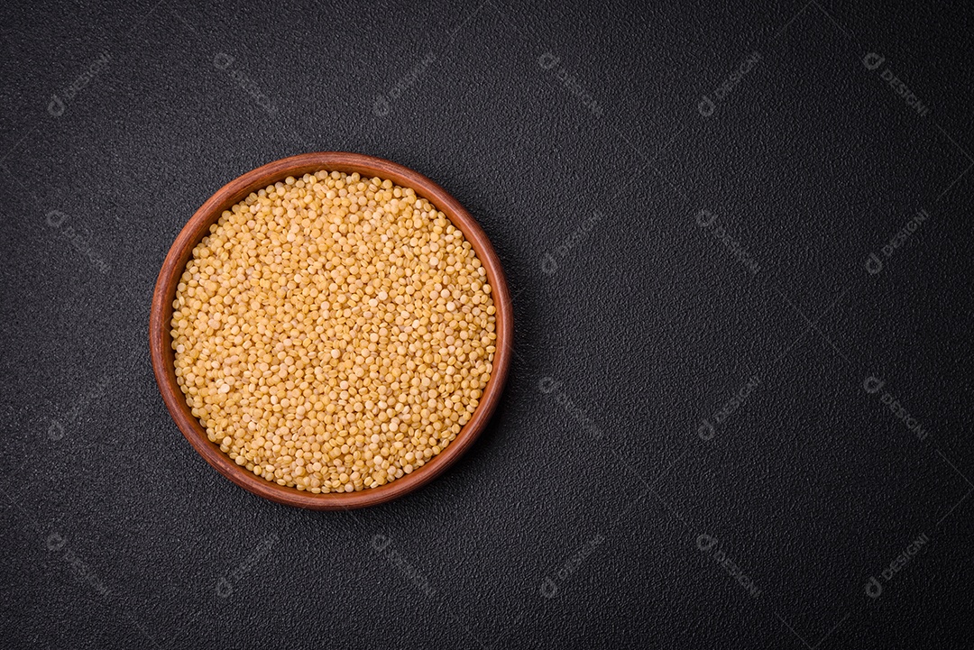 Grãos de mingau de trigo Ptitim em um fundo escuro de concreto. Preparando um café da manhã delicioso e nutritivo