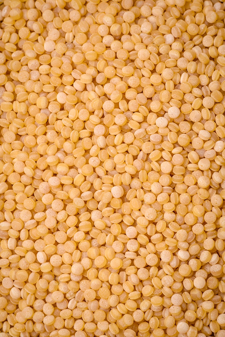 Grãos de mingau de trigo Ptitim em um fundo escuro de concreto. Preparando um café da manhã delicioso e nutritivo