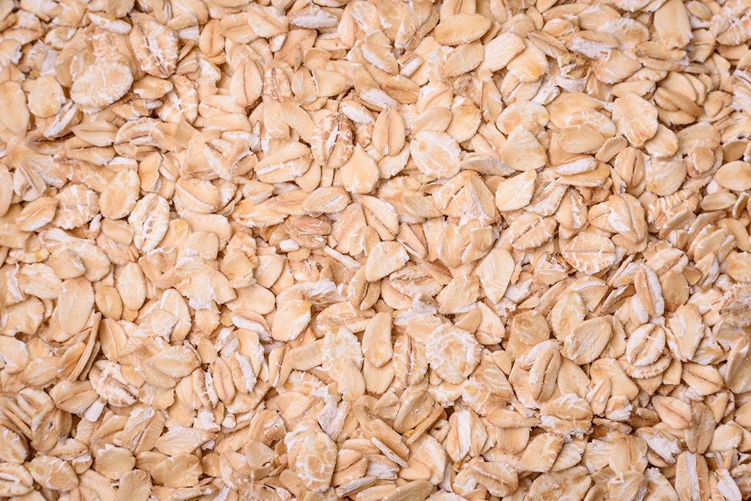 Grãos de mingau de trigo Ptitim em um fundo escuro de concreto. Preparando um café da manhã delicioso e nutritivo