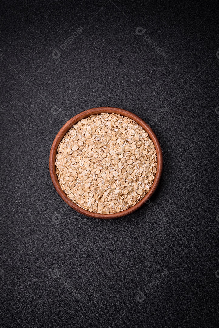 Grandes grãos de arroz branco cru em uma tigela de cerâmica. Cozinhando um delicioso mingau nutritivo