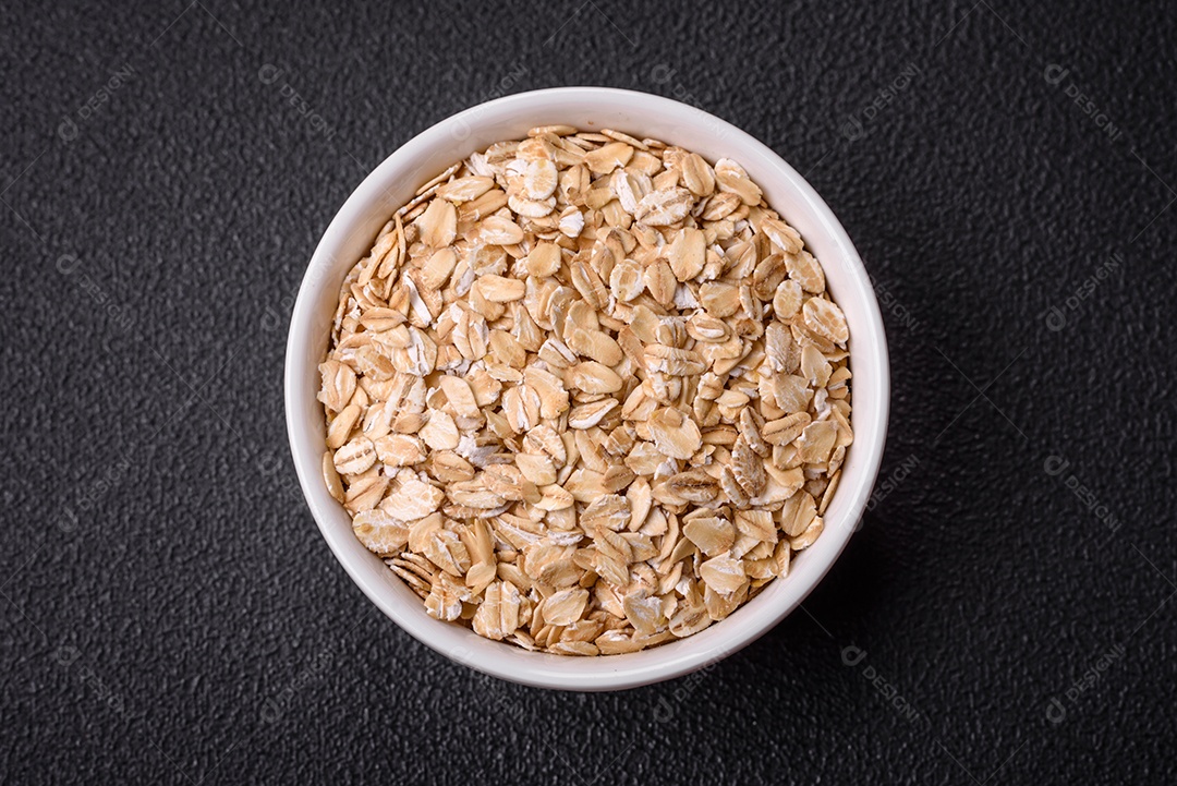 Grandes grãos de arroz branco cru em uma tigela de cerâmica. Cozinhando um delicioso mingau nutritivo