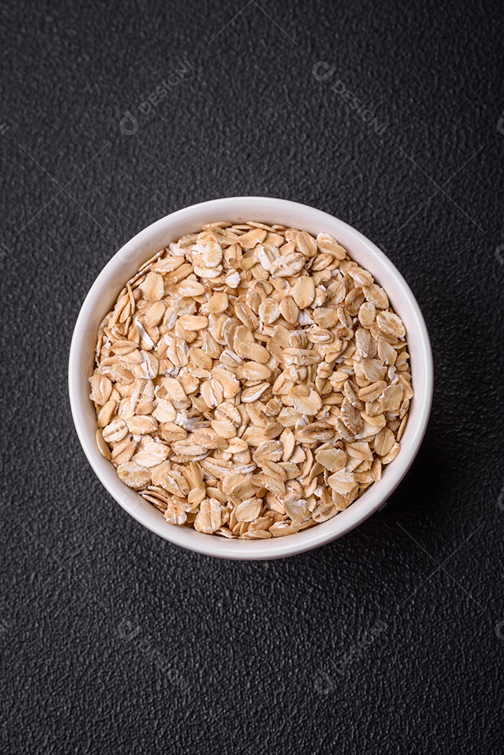 Grandes grãos de arroz branco cru em uma tigela de cerâmica. Cozinhando um delicioso mingau nutritivo