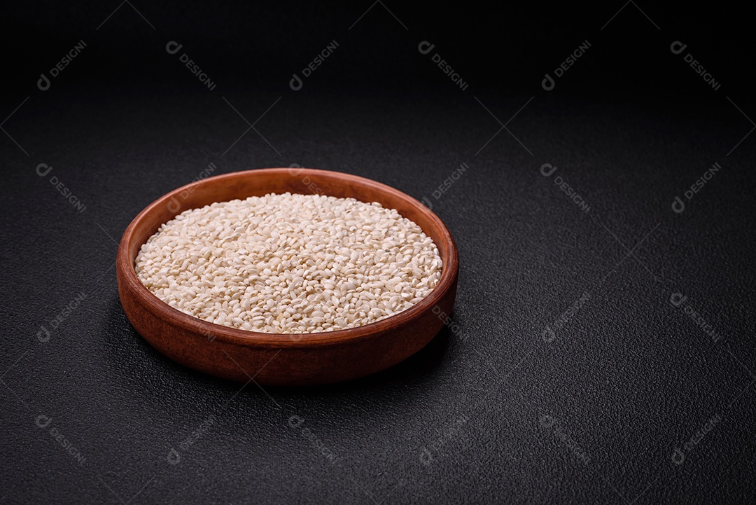 Grandes grãos de arroz branco cru em uma tigela de cerâmica. Cozinhando um delicioso mingau nutritivo