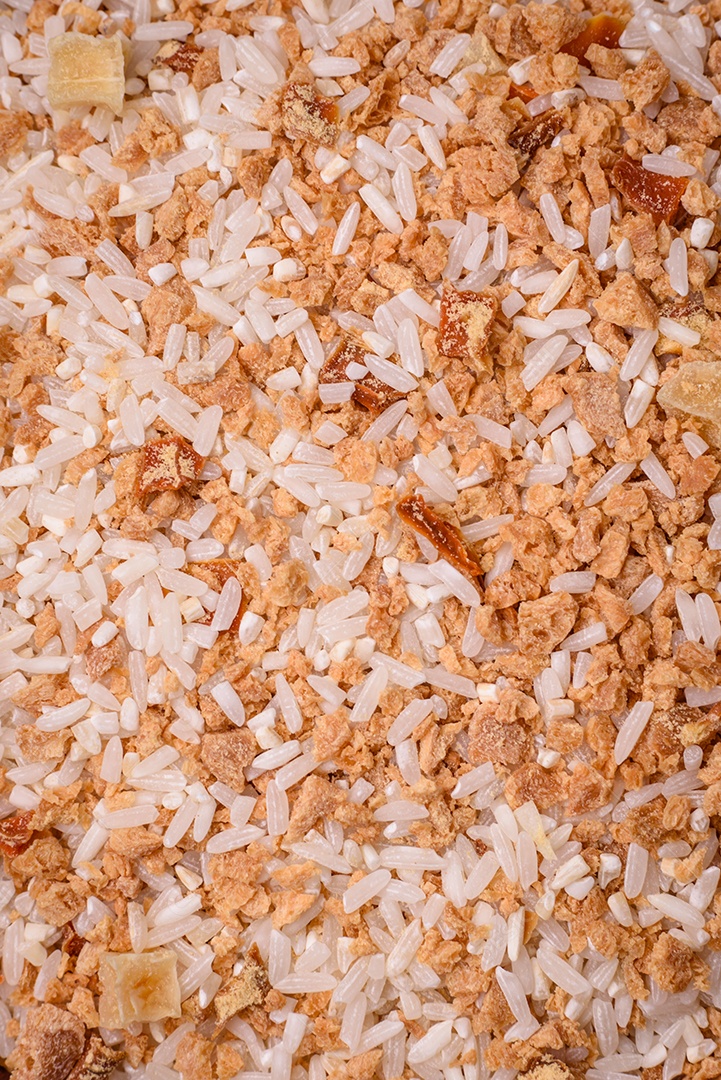 Grandes grãos de arroz branco cru em uma tigela de cerâmica. Cozinhando um delicioso mingau nutritivo