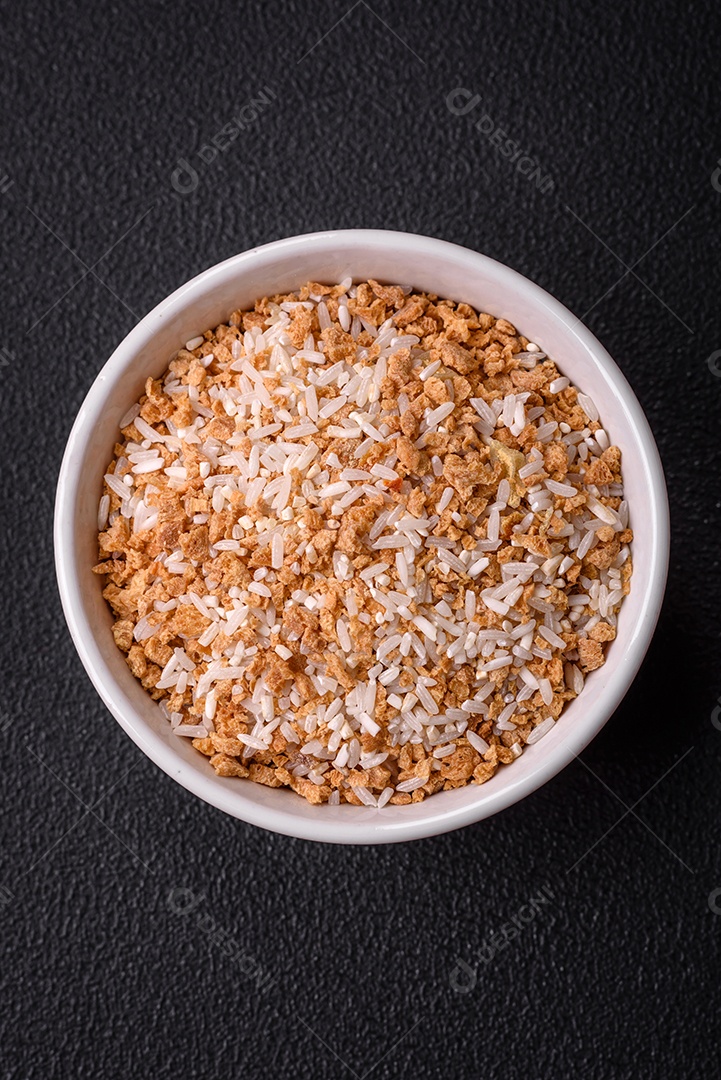 Grandes grãos de arroz branco cru em uma tigela de cerâmica. Cozinhando um delicioso mingau nutritivo