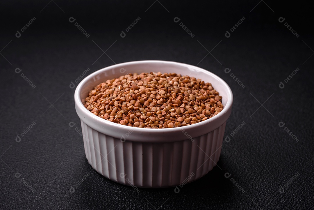 Grãos grandes de mingau de trigo ficam marrons quando crus. Cozinhando um delicioso mingau nutritivo