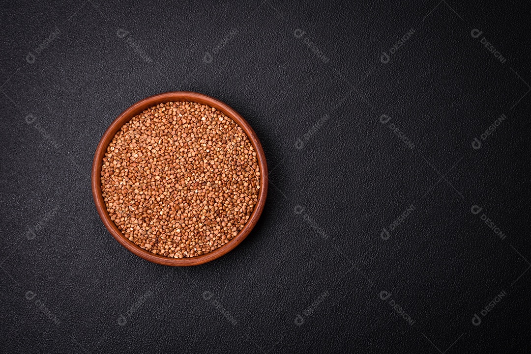 Grãos grandes de mingau de trigo ficam marrons quando crus. Cozinhando um delicioso mingau nutritivo