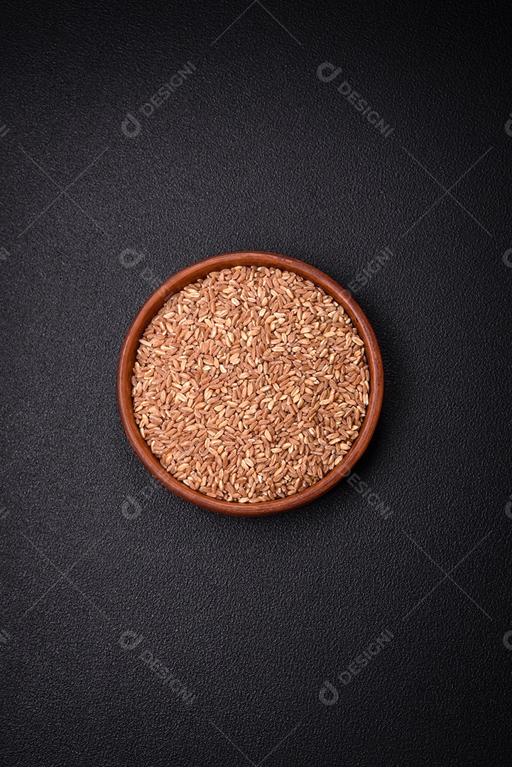 Grãos grandes de mingau de trigo ficam marrons quando crus. Cozinhando um delicioso mingau nutritivo