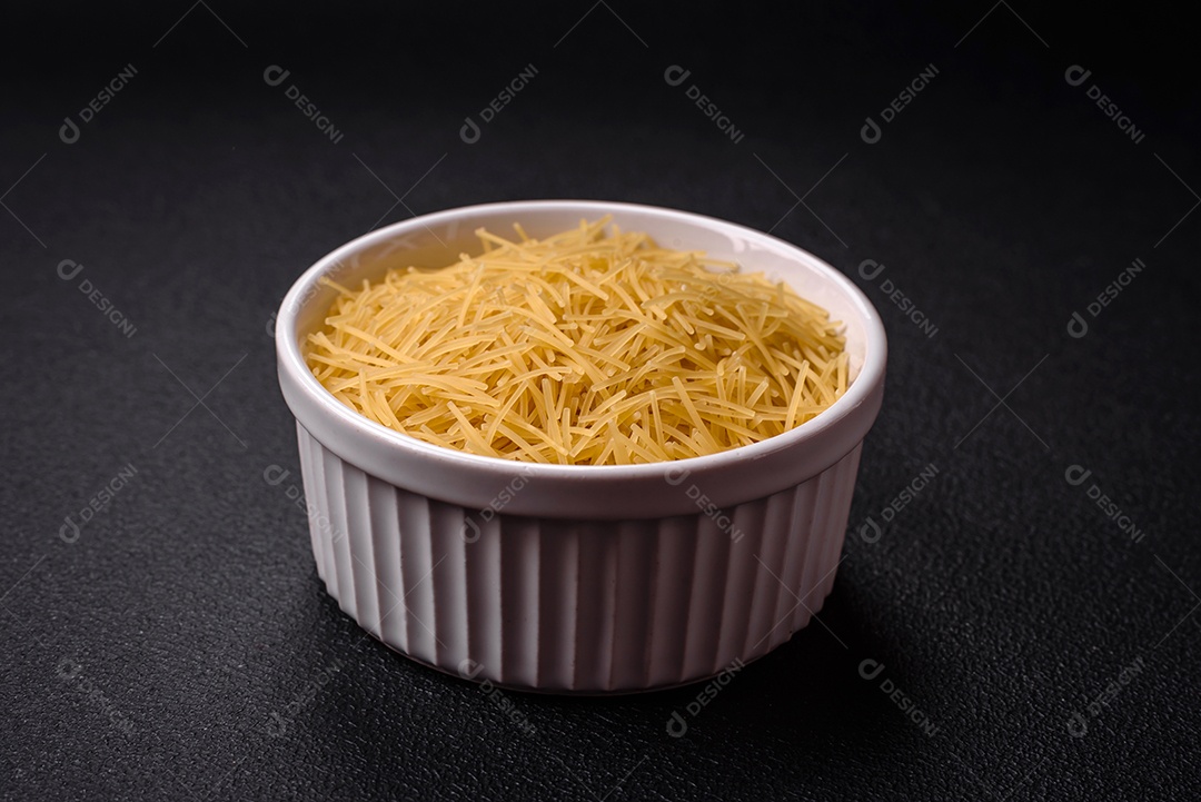 A pasta de aletria fina é amarela quando crua. Prepare um delicioso acompanhamento nutritivo