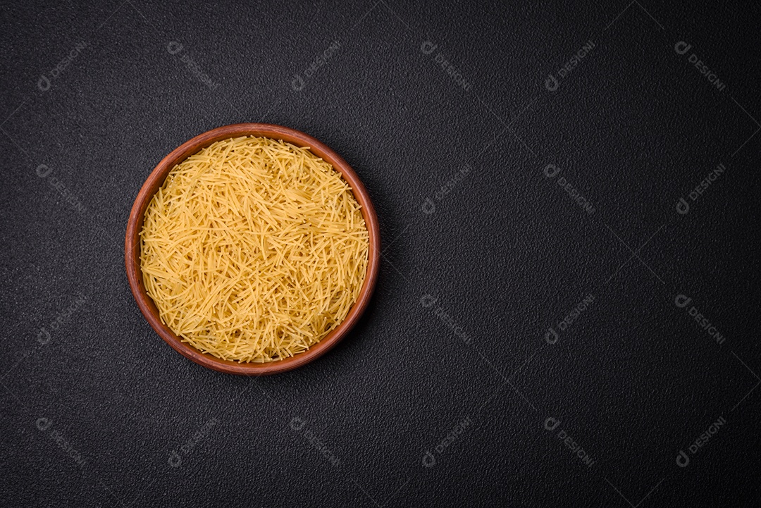 A pasta de aletria fina é amarela quando crua. Prepare um delicioso acompanhamento nutritivo