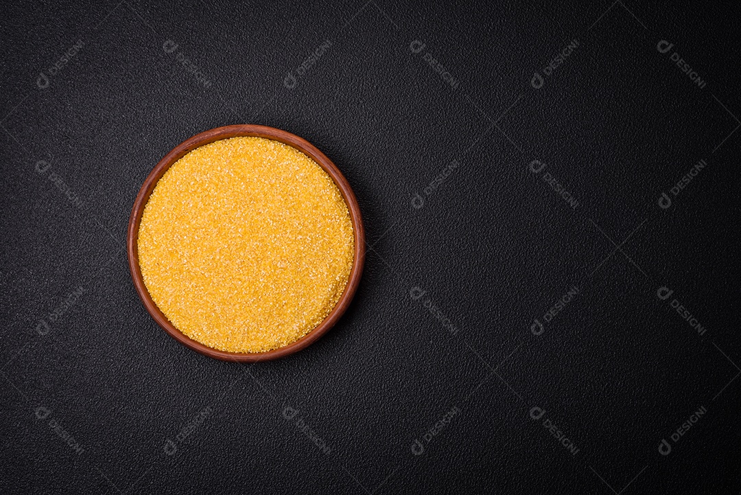 Os grãos de ervilha secos, divididos em metades, apresentam cor amarela quando crus. Prepare um delicioso acompanhamento nutritivo