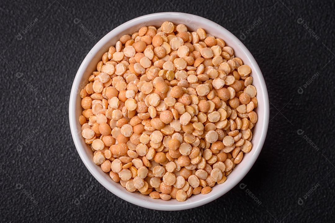 Os grãos de ervilha secos, divididos em metades, apresentam cor amarela quando crus. Prepare um delicioso acompanhamento nutritivo